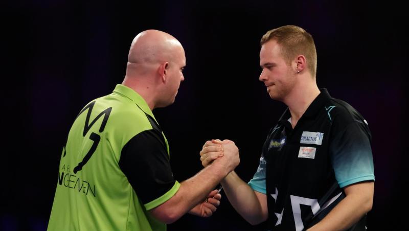 Der Deutsche Max Hopp (r) gratuliert Michael van Gerwen (l) zu seinem Sieg. Der Deutsche Max Hopp (r) gratuliert Michael van Gerwen (l) zu seinem Sieg.