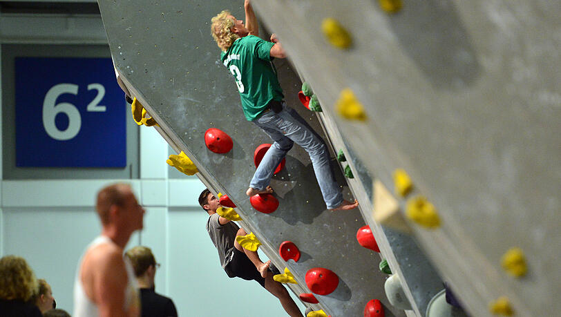 Beim Bouldern klettert man ohne Sicherung, die Kletterwände haben für gewöhnlich eine Höhe von drei bis viereinhalb Metern. Beim Bouldern klettert man ohne Sicherung, die Kletterwände haben für gewöhnlich eine Höhe von drei bis viereinhalb Metern.