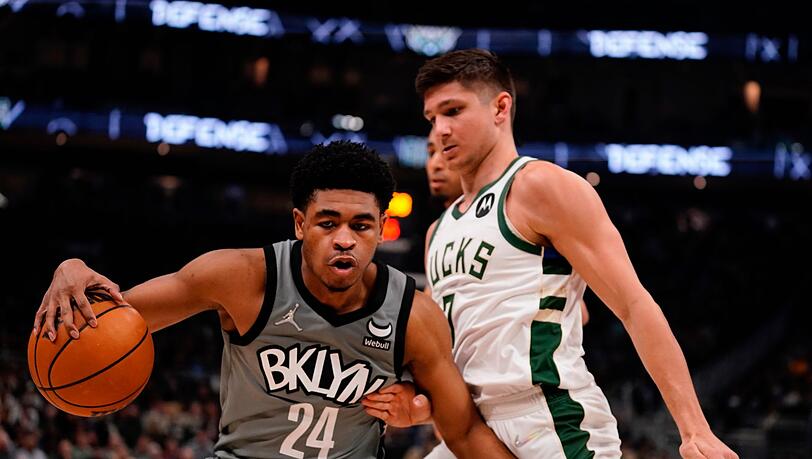 Der Basketballprofi Cam Thomas von den Brooklyn Nets in Aktion mit Grayson Allen von den Milwaukee Bucks. Der Basketballprofi Cam Thomas von den Brooklyn Nets in Aktion mit Grayson Allen von den Milwaukee Bucks.