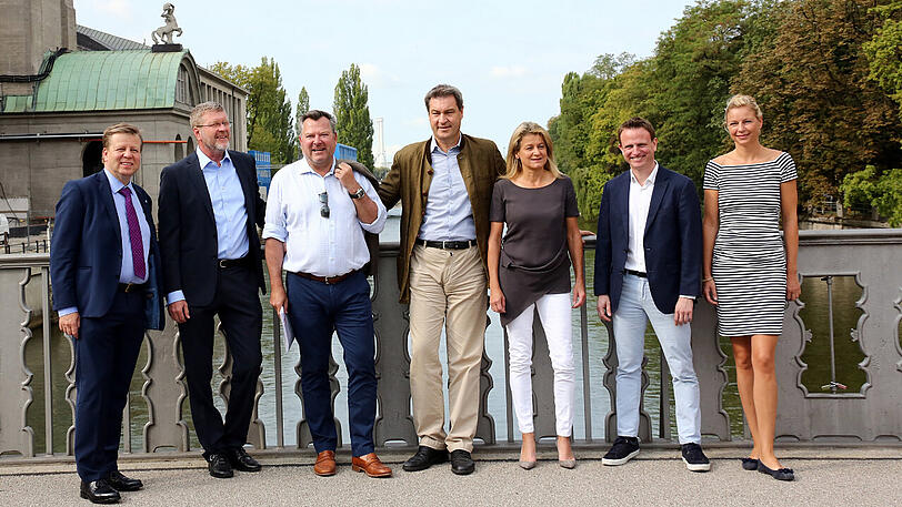 Richtig baden ist die CSU gar nicht gegangen. Hose, Hemd, mitunter auch die Jacke &ndash; all das blieb an der Isar am Dienstag brav an.
