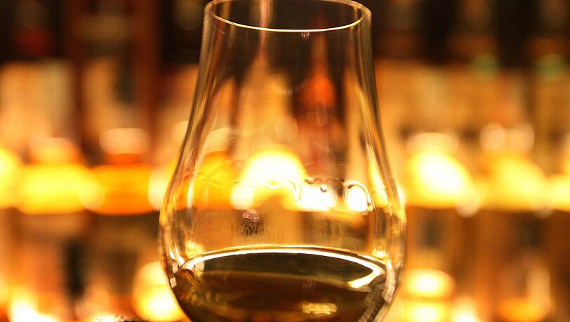Ein Glas Whisky wird in Edinburg (Schottland, Großbritannien) gezeigt. (Symbolbild) Ein Glas Whisky wird in Edinburg (Schottland, Großbritannien) gezeigt. (Symbolbild)