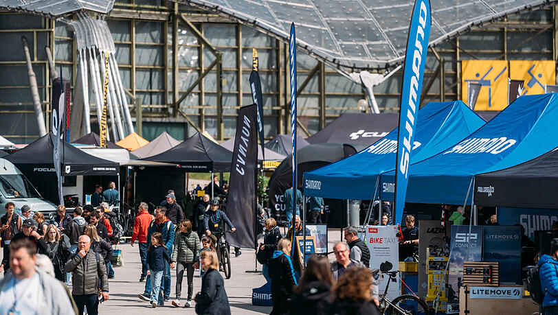 Der Eintritt zu den E BIKE DAYS München und das Testen der E-Bikes sind kostenlos. Die Anmeldung ist online vorab oder bei der Veranstaltung vor Ort möglich. Der Eintritt zu den E BIKE DAYS München und das Testen der E-Bikes sind kostenlos. Die Anmeldung ist online vorab oder bei der Veranstaltung vor Ort möglich.