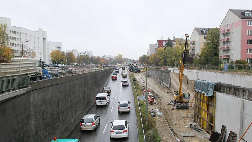 Zwei Tunnelabschnitte und eine tiefergelegte Straße zwischen beiden sollen dafür sorgen, dass der Verkehr auf dem Mittleren Ring auch im Münchner Westen künftig flüssiger läuft. Zwei Tunnelabschnitte und eine tiefergelegte Straße zwischen beiden sollen dafür sorgen, dass der Verkehr auf dem Mittleren Ring auch im Münchner Westen künftig flüssiger läuft.