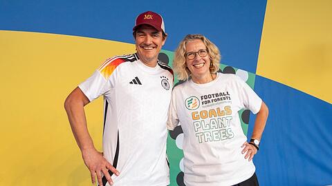 Matze Knop mit Dr. Charlotte Streck, der Gründerin von Football for Forest, auf einer Fan-Veranstaltung im Rahmen der Fußball-EM 2024 in Köln. Matze Knop mit Dr. Charlotte Streck, der Gründerin von Football for Forest, auf einer Fan-Veranstaltung im Rahmen der Fußball-EM 2024 in Köln.