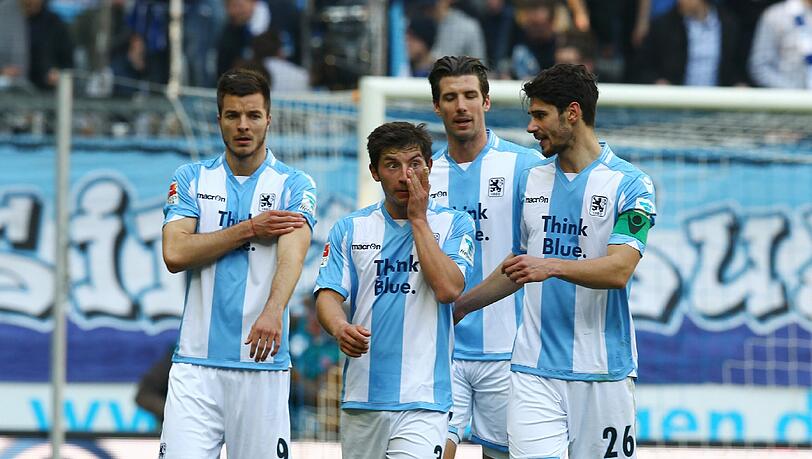 Frust nach dem 1:1 gegen Bielefeld: (v.l.) Stefan Mugosa, Maxi Wittek, Jan Mauersberger und Christopher Schindler vom TSV 1860. Frust nach dem 1:1 gegen Bielefeld: (v.l.) Stefan Mugosa, Maxi Wittek, Jan Mauersberger und Christopher Schindler vom TSV 1860.