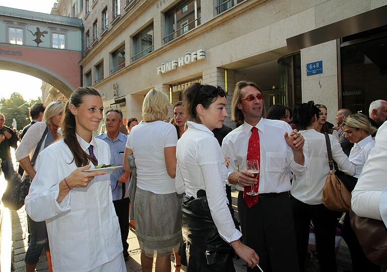 Charles Schumann feiert seine &bdquo;Tagesbar&ldquo; &ndash; natürlich auch mitten auf der Straße. Die besten Bilder der Jubiläums-Fete.