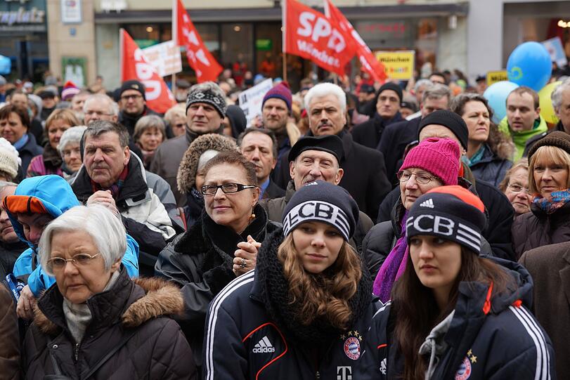 Über 400 Menschen versammelten sich am Marienplatz.