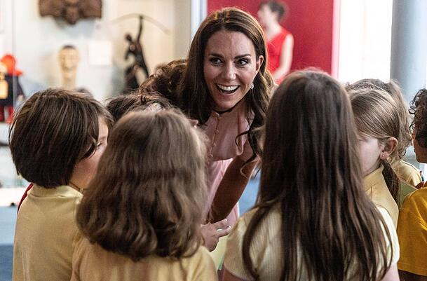 Prinzessin Kate hat Spaß mit den Grundschülern aus London. Prinzessin Kate hat Spaß mit den Grundschülern aus London.
