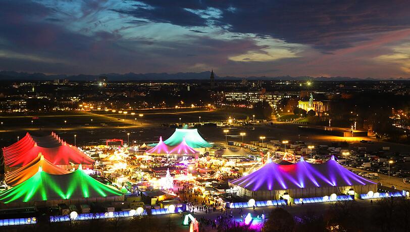 Bunte Farben gegen den dunklen Winter: Das Tollwood auf der Theresienwiese. Bunte Farben gegen den dunklen Winter: Das Tollwood auf der Theresienwiese.