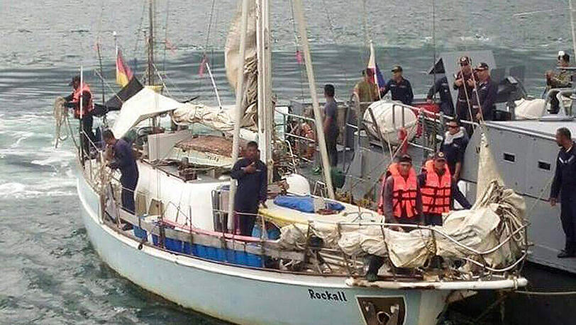 Das Bild soll die Jacht der beiden Deutschen zeigen. Soldaten haben an Bord die Leiche gefunden.