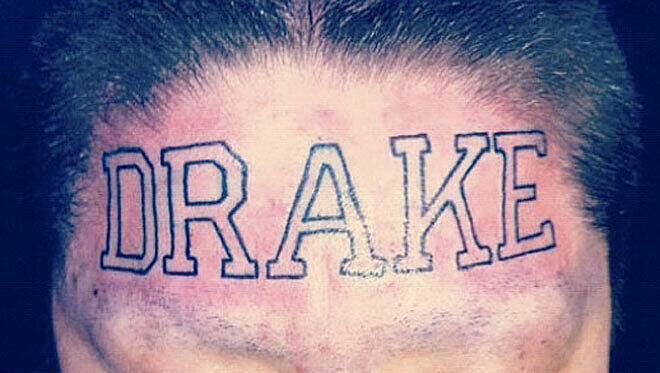 DrakeEine Frau hat sich den NAmen Drake auf die Stirn tätowieren lassen. DrakeEine Frau hat sich den NAmen Drake auf die Stirn tätowieren lassen.