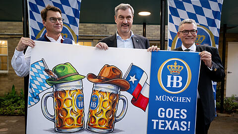 Jörg Lehmann (l-r), Direktor des Staatlichen Hofbräuhauses München, Markus Söder (CSU), Ministerpräsident von Bayern, und Florian Herrmann (CSU), Leiter der bayerischen Staatskanzlei, besuchen den Houston Sängerbund. Sie bewerben damit die Eröffnung eines neuen Hofbräuhauses in Texas. Jörg Lehmann (l-r), Direktor des Staatlichen Hofbräuhauses München, Markus Söder (CSU), Ministerpräsident von Bayern, und Florian Herrmann (CSU), Leiter der bayerischen Staatskanzlei, besuchen den Houston Sängerbund. Sie bewerben damit die Eröffnung eines neuen Hofbräuhauses in Texas.