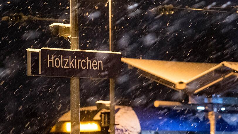 Der Bahnhof gilt in Holzkirchen als Umschlagplatz für Drogen. (Archivbild)