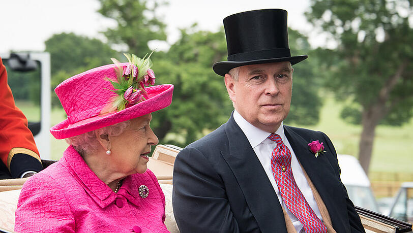 Prinz Andrew mit seiner Mutter, Queen Elizabeth II. Prinz Andrew mit seiner Mutter, Queen Elizabeth II.