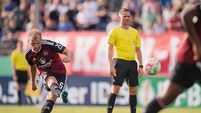 Nürnbergs Johannes Geis trifft per Freistoß zur 1:0 Führung. Rechts daneben steht Schiedsrichter Robert Kampka.