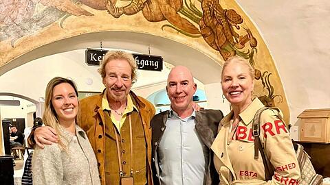 "Wetten, dass..?"-Legende Thomas Gottschalk (2. v. l.) mit Frau Karina (r.), deren Tochter Melinda und Bräustüberl-Restaurantleiter Bernhard Sagerer. "Wetten, dass..?"-Legende Thomas Gottschalk (2. v. l.) mit Frau Karina (r.), deren Tochter Melinda und Bräustüberl-Restaurantleiter Bernhard Sagerer.
