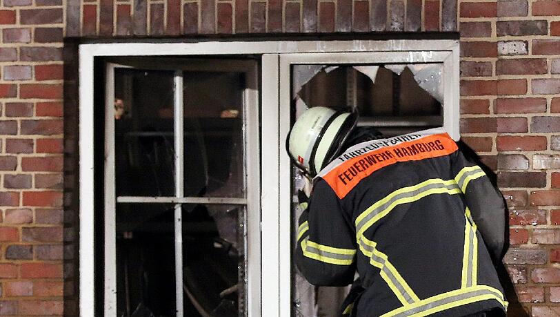 Brandanschlag auf die Mopo: Die Bilder vom Einsatzort der Feuerwehr. Brandanschlag auf die Mopo: Die Bilder vom Einsatzort der Feuerwehr.