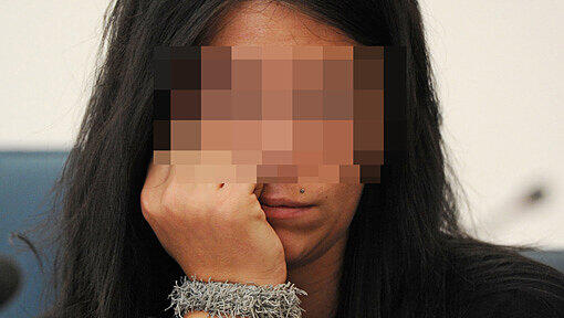 Katharina H. soll im Mai 2010 ihren Sohn unmittelbar nach der Geburt mit einer Kombizange erschlagen haben. Katharina H. soll im Mai 2010 ihren Sohn unmittelbar nach der Geburt mit einer Kombizange erschlagen haben.