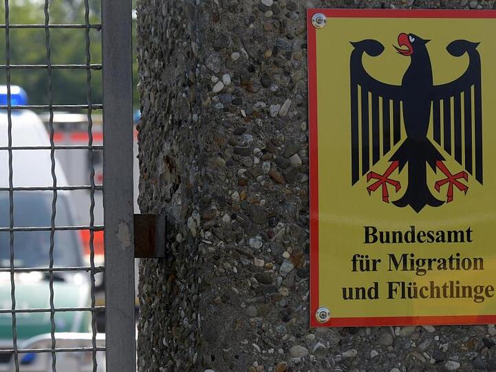 Betroffen von den Drohschreiben waren den Angaben nach auch Ankerzentren in Bayern.