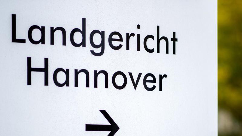 Die 44-jährige Mutter steht wegen schwerer Misshandlung von Schutzbefohlenen vor dem Landgericht Hannover. Die 44-jährige Mutter steht wegen schwerer Misshandlung von Schutzbefohlenen vor dem Landgericht Hannover.