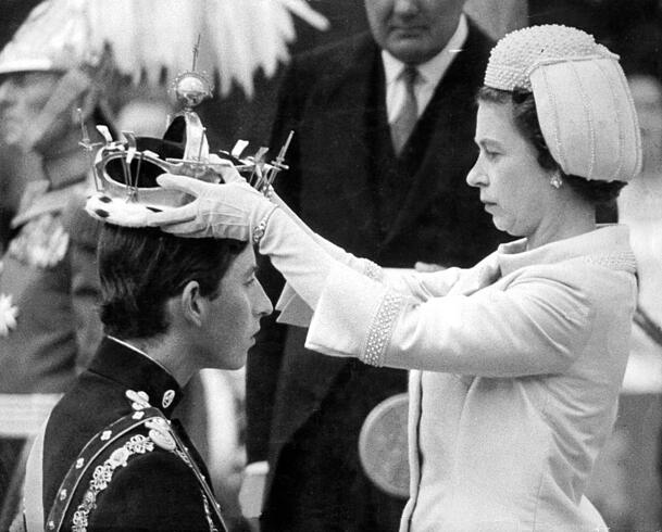 Königin Elisabeth II. verleiht ihrem Sohn Charles den Titel "Prince of Wales". Königin Elisabeth II. verleiht ihrem Sohn Charles den Titel "Prince of Wales".
