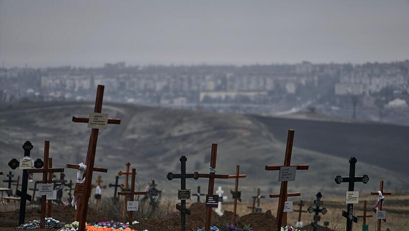 Neue Gräber sind auf einem Friedhof in Bachmut zu sehen. Der Beginn des russischen Angriffskrieges gegen die Ukraine jährte sich nun zum zweiten Mal. Neue Gräber sind auf einem Friedhof in Bachmut zu sehen. Der Beginn des russischen Angriffskrieges gegen die Ukraine jährte sich nun zum zweiten Mal.