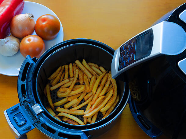 In der Heißluftfritteuse werden kalte Pommes schnell wieder heiß und knusprig. In der Heißluftfritteuse werden kalte Pommes schnell wieder heiß und knusprig.