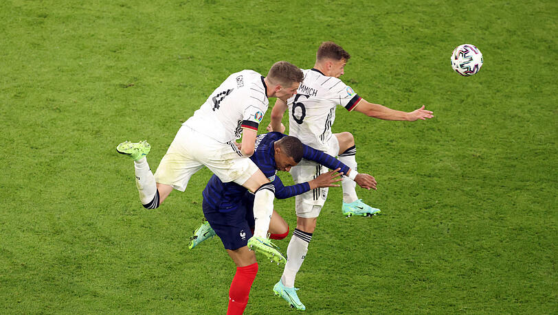 Verbesserte Defensive: Ginter (l.) und Kimmich gegen Mbappé. Verbesserte Defensive: Ginter (l.) und Kimmich gegen Mbappé.