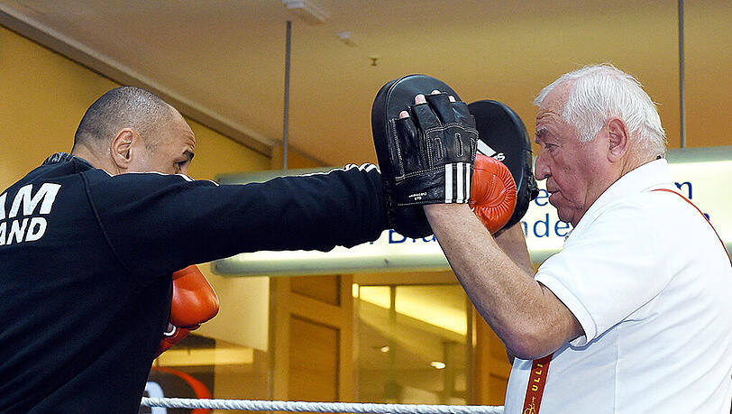 Uli Wegner (72, r) bereitet Arthur Abraham auf den Titelverteidigungskampf am 21.2. gegen den Briten Paul Smith vor. Uli Wegner (72, r) bereitet Arthur Abraham auf den Titelverteidigungskampf am 21.2. gegen den Briten Paul Smith vor.