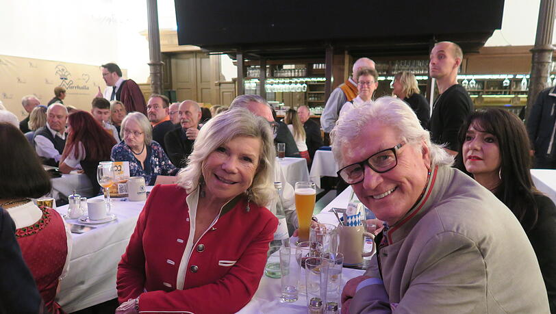 Begeistert von Monika Baumgartner und der Preisverleihung: das Gesangsduo Marianne und Michael (Hartl). Begeistert von Monika Baumgartner und der Preisverleihung: das Gesangsduo Marianne und Michael (Hartl).