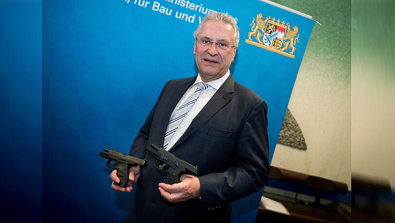 Bayerns Innenminister Joachim Hermann (CSU) präsentiert in München (Bayern) mögliche neue Dienstwaffen. Hermann stellt das Projekt "Neue Dienstwaffe der Bayerischen Polizei" vor, eine europaweite Ausschreibung für mögliche Hersteller soll noch dieses Jahr beginnen. Bayerns Innenminister Joachim Hermann (CSU) präsentiert in München (Bayern) mögliche neue Dienstwaffen. Hermann stellt das Projekt "Neue Dienstwaffe der Bayerischen Polizei" vor, eine europaweite Ausschreibung für mögliche Hersteller soll noch dieses Jahr beginnen.