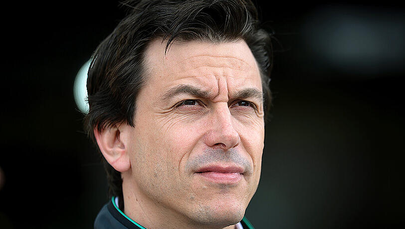 Mercedes Motorsportchef Toto Wolff hat sich beim Radlfahren schwer verletzt. Mercedes Motorsportchef Toto Wolff hat sich beim Radlfahren schwer verletzt.