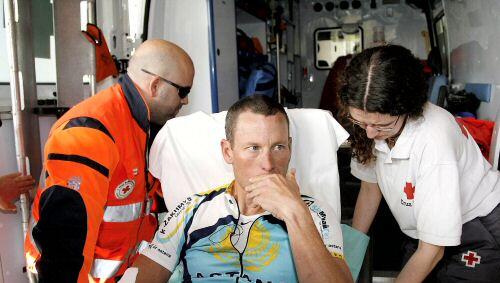 Lance Armstrong nach seinem Unfall, bei dem er sich das Schlüsselbeim brach. Lance Armstrong nach seinem Unfall, bei dem er sich das Schlüsselbeim brach.