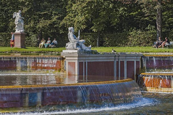Im Schatten oder in der Sonne kann man sich an der Großen Kaskade im Nymphenburger Schlosspark niederlassen und das Wasserspiel genießen. Im Schatten oder in der Sonne kann man sich an der Großen Kaskade im Nymphenburger Schlosspark niederlassen und das Wasserspiel genießen.
