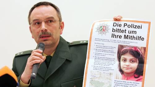 Mit diesem Plakat erhofft sich die Polizei Hinweise auf den Täter. Mit diesem Plakat erhofft sich die Polizei Hinweise auf den Täter.