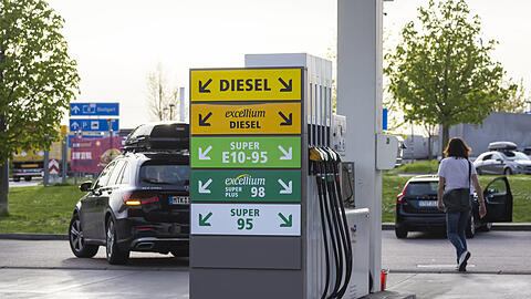 Durch einen höheren CO₂-Preis wird auch das Tanken teurer. Durch einen höheren CO₂-Preis wird auch das Tanken teurer.