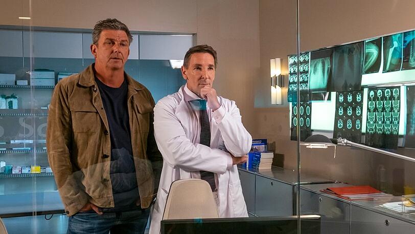 "Der Bergdoktor: Getrennte Welten": Dr. Martin Gruber (Hans Sigl, l.) und Dr. Alexander Kahnweiler (Mark Keller) beraten sich in der Klinik. "Der Bergdoktor: Getrennte Welten": Dr. Martin Gruber (Hans Sigl, l.) und Dr. Alexander Kahnweiler (Mark Keller) beraten sich in der Klinik.