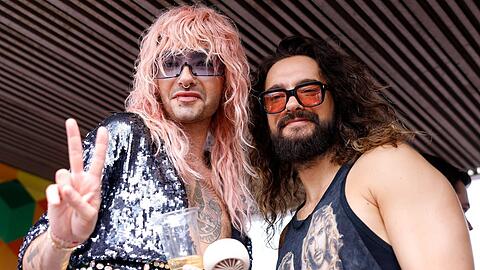 Peace: Bill (l.) und Zwillingsbruder Tom Kaulitz lächelten beim Christopher Street Day in Köln entspannt in die Kamera. Doch direkt danach ging es schon zum nächsten Termin - einem Überraschungsauftritt auf dem Parookaville-Festival.