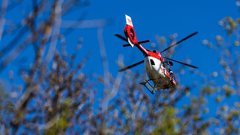 Ein Helikopter brachte zwei Schwerverletzte nach einem Unfall im Landkreis München in eine nahegelegene Klinik. (Symbolbild) Ein Helikopter brachte zwei Schwerverletzte nach einem Unfall im Landkreis München in eine nahegelegene Klinik. (Symbolbild)
