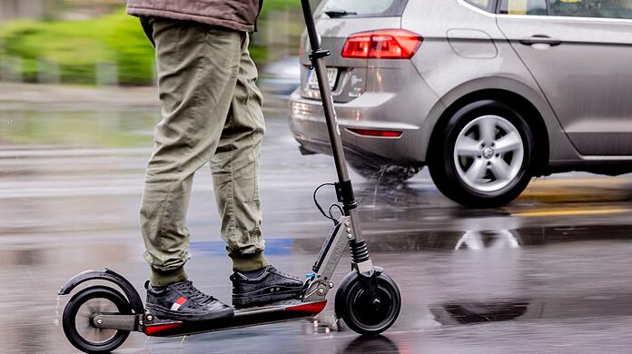 Mit einem E-Scooter ist ein Mann durch den Hauptbahnhof gedüst und legte sich dann mit Securitys an. (Symbolbild)
