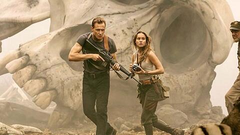 "Kong: Skull Island": James Conrad (Tom Hiddleston, l.) und Mason Weaver (Brie Larson) legen sich mit dem Riesenaffen an. "Kong: Skull Island": James Conrad (Tom Hiddleston, l.) und Mason Weaver (Brie Larson) legen sich mit dem Riesenaffen an.