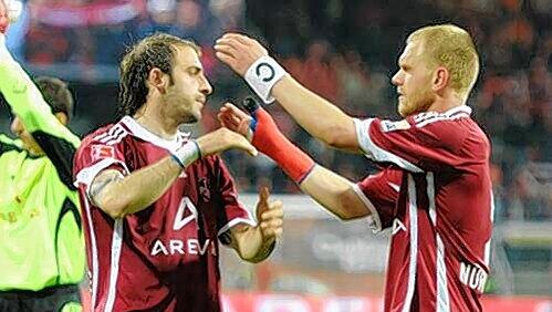 Abschied oder Wiedersehen? Javier Pinola (li.) mit Andy Wolf. Abschied oder Wiedersehen? Javier Pinola (li.) mit Andy Wolf.