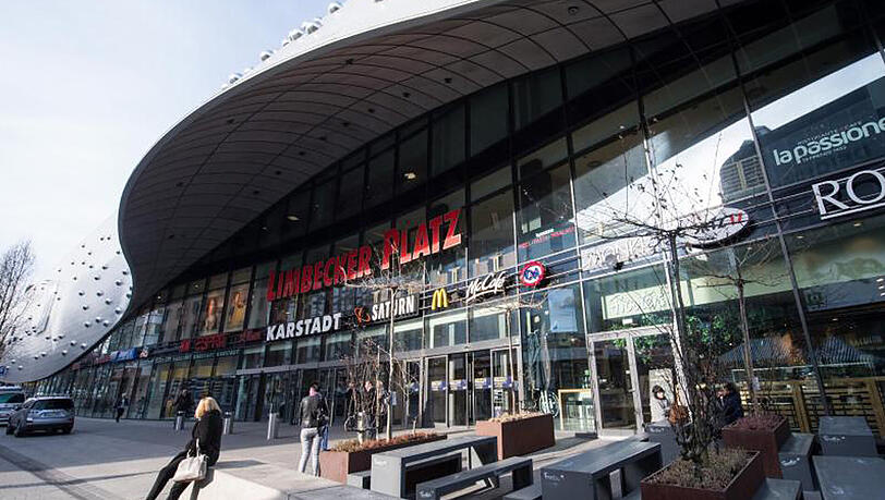 Das Essener Einkaufszentrum "Limbecker Platz" nimmt den Betrieb wieder auf. Das Essener Einkaufszentrum "Limbecker Platz" nimmt den Betrieb wieder auf.
