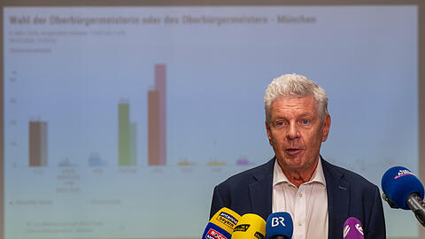 Herber Dämpfer: Dieter Reiter (SPD), amtierender Oberbürgermeister von München, gibt nach der vorläufigen Ergebnispräsentation ein Statement ab. Herber Dämpfer: Dieter Reiter (SPD), amtierender Oberbürgermeister von München, gibt nach der vorläufigen Ergebnispräsentation ein Statement ab.