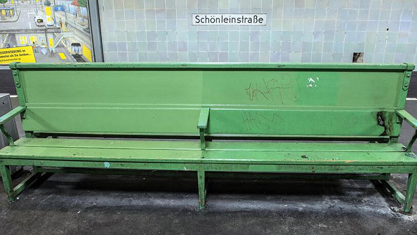 Das Opfer lag auf einer Bank im Kreuzberger U-Bahnhof Schönleinstraße. Das Opfer lag auf einer Bank im Kreuzberger U-Bahnhof Schönleinstraße.