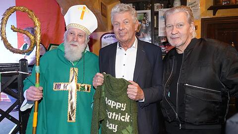 V.l.: Wolfgang Schramm alias St. Patrick, OB Dieter Reiter (SPD) und der dreifache ESC-Gewinner und München-Freund Johnny Logan auf der Pressekonferenz zum diesjährigen St. Patrick’s Day. Zum 30. Jubiläum haben die Organisatoren Dieter Reiter einen grünen Pullover geschenkt. V.l.: Wolfgang Schramm alias St. Patrick, OB Dieter Reiter (SPD) und der dreifache ESC-Gewinner und München-Freund Johnny Logan auf der Pressekonferenz zum diesjährigen St. Patrick’s Day. Zum 30. Jubiläum haben die Organisatoren Dieter Reiter einen grünen Pullover geschenkt.