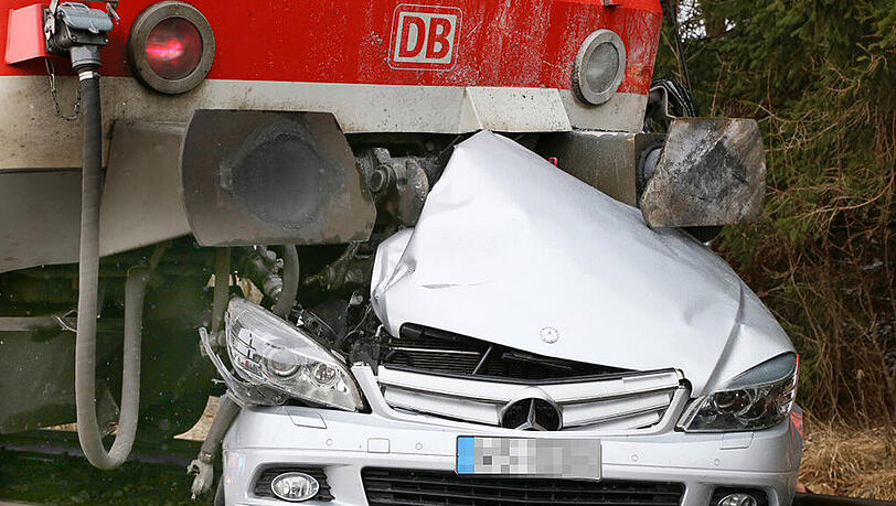 Bilder vom schweren Unfall bei Soyen: An einem unbeschrankten Bahnübergang kollidierte ein Auto mit einem Regionalzug. Bilder vom schweren Unfall bei Soyen: An einem unbeschrankten Bahnübergang kollidierte ein Auto mit einem Regionalzug.