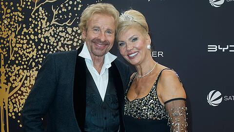 Thomas Gottschalk bedankt sich in seinem Buch "Ungefiltert" auch bei seiner Frau Karina. Thomas Gottschalk bedankt sich in seinem Buch "Ungefiltert" auch bei seiner Frau Karina.