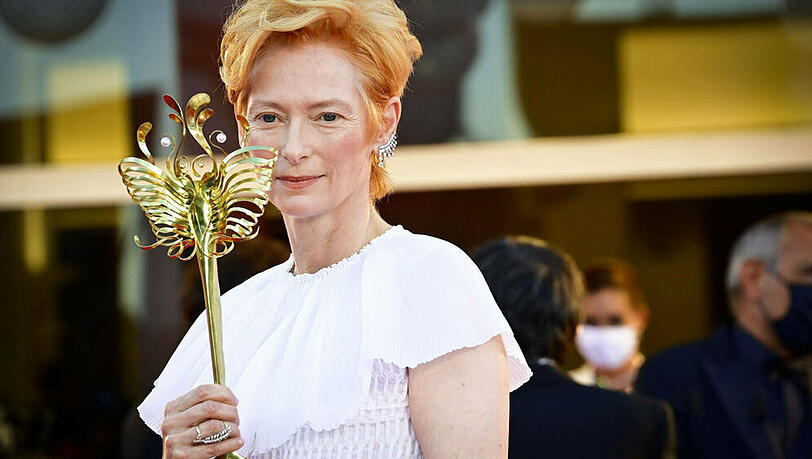 Tilda Swinton trug eine goldene Maske auf dem roten Teppich. Tilda Swinton trug eine goldene Maske auf dem roten Teppich.