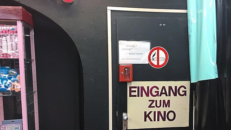 Hinten im Laden führt diese schwarz lackierte Tür ins Kino. Dort laufen täglich drei neue Erotikfilme. Für: 9,50 Euro schaut man, so lang man will. Hinten im Laden führt diese schwarz lackierte Tür ins Kino. Dort laufen täglich drei neue Erotikfilme. Für: 9,50 Euro schaut man, so lang man will.